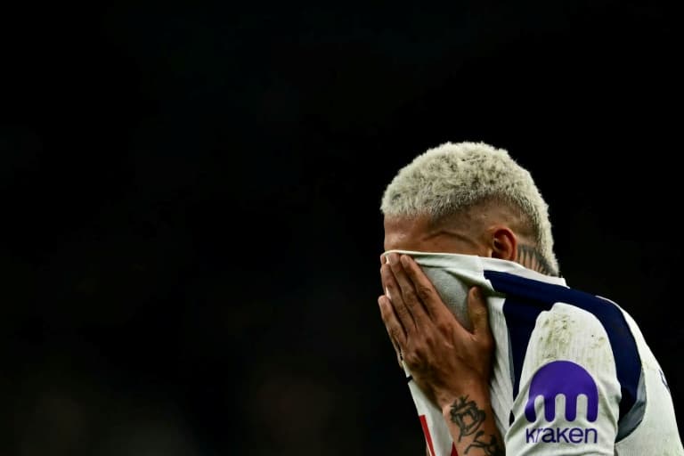 Tottenham perde para Crystal Palace (3-1) e fica à beira da zona de rebaixamento