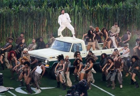 Show de Bad Bunny no Super Bowl oferece tábua de salvação cultural para comunidade hispânica