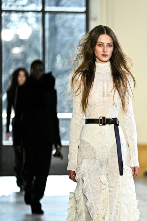 Blazy oferece uma viagem no tempo através do icônico tailleur da Chanel