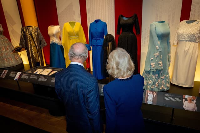 Realeza britânica comemora o que teria sido o 100º aniversário da falecida rainha