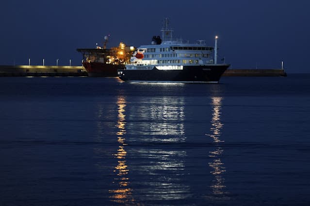 Capitão de navio atingido por hantavírus elogia passageiros e tripulantes após operação de retirada
