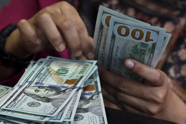 Dólar ganha força após criação de empregos acima do esperado nos EUA.