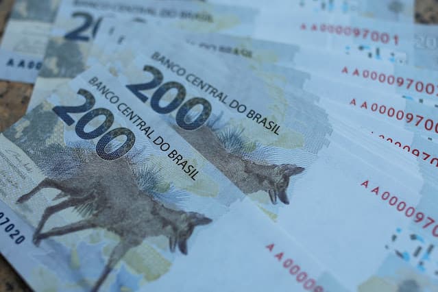 Taxas de DIs curtas sobem e longas caem em sessão de cautela com guerra Irã-EUA