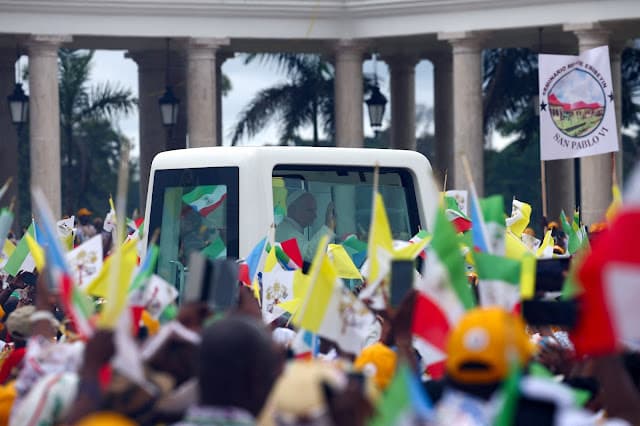 Papa Leão 14 visita prisão sob gritos de "liberdade" em um último dia cinematográfico na África