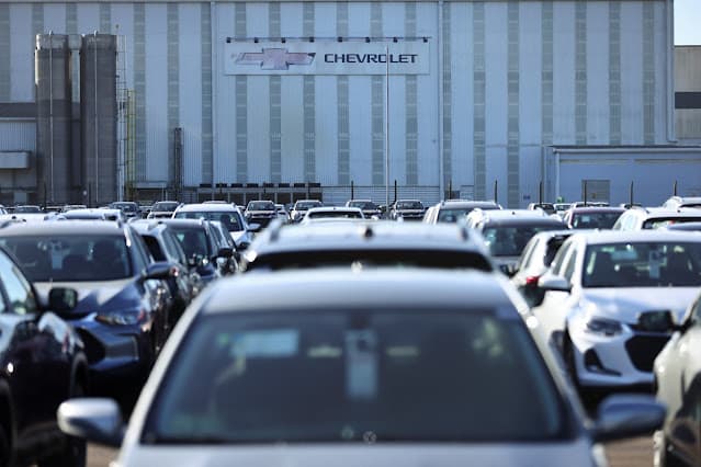 Produção e vendas de veículos no Brasil recuam em abril ante março