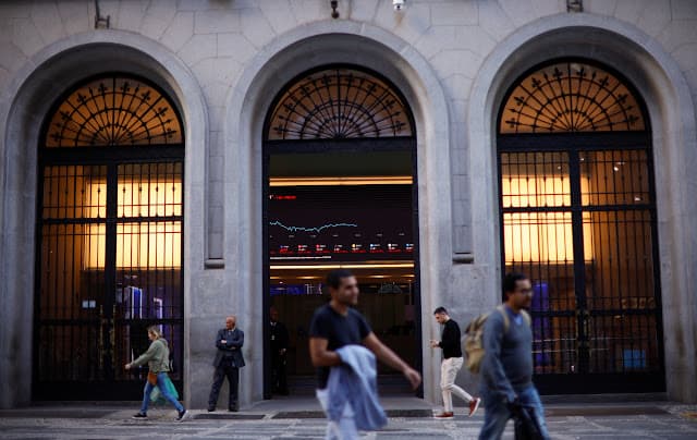 Ibovespa avança puxado por salto da Ambev após balanço do 1º tri
