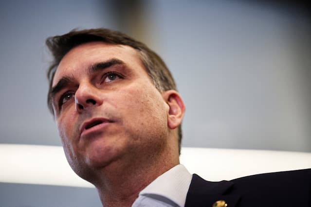 Flávio Bolsonaro pode se reunir com Trump nos EUA, dizem fontes