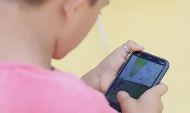 O impacto negativo do uso diário do celular por crianças