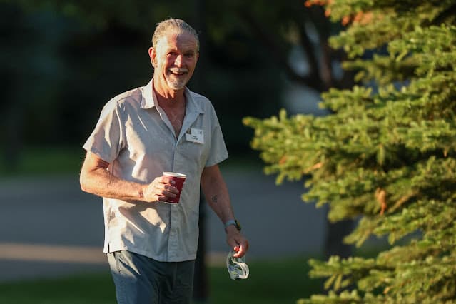 Cofundador da Netflix, Hastings deixa empresa enquanto pioneira do streaming busca crescimento