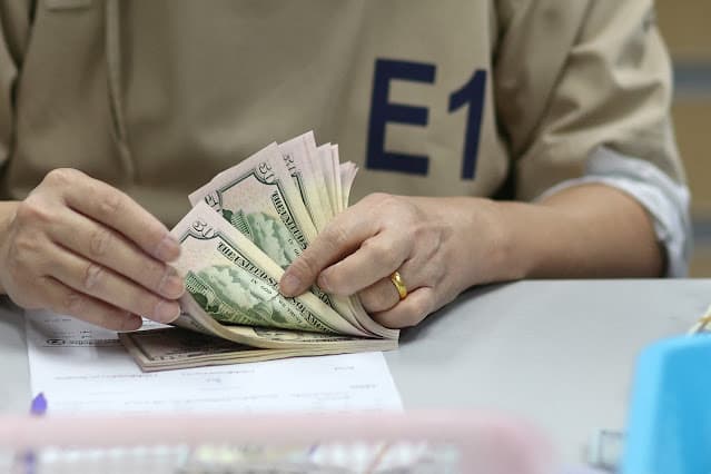 Dólar à vista fecha em alta de 0,39%, a R$5,0021 na venda