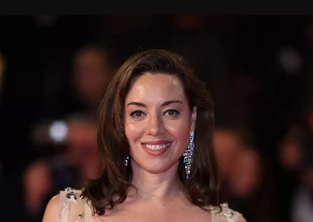 Aubrey Plaza anuncia gravidez aos 41 anos e chama momento de “bela surpresa”