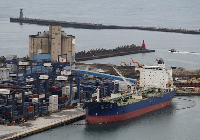 Petróleo atinge máxima de várias semanas com preocupações sobre a oferta global