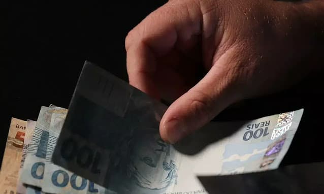 Salário médio do trabalhador brasileiro amplia recorde e chega a R$ 3.722