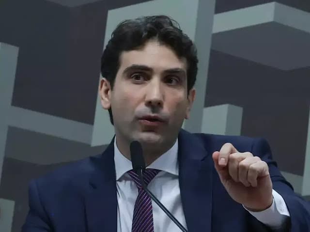 Presidente do Banco Central afirma que não existe rivalidade entre o Pix e o cartão de crédito
