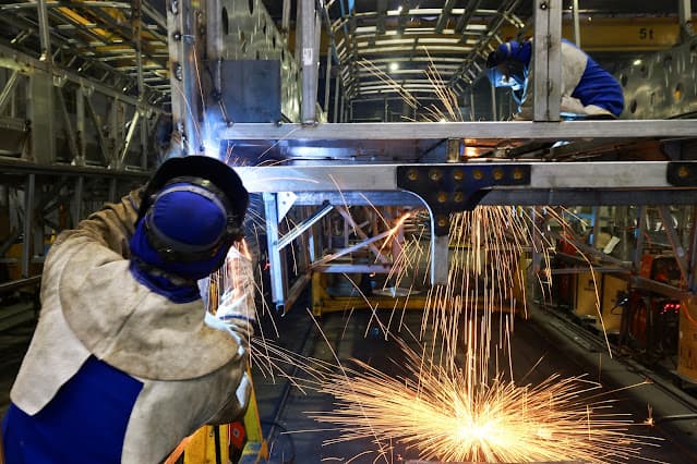 Indústria do Brasil volta a contrair em maio com queda de encomendas e produção, mostra PMI