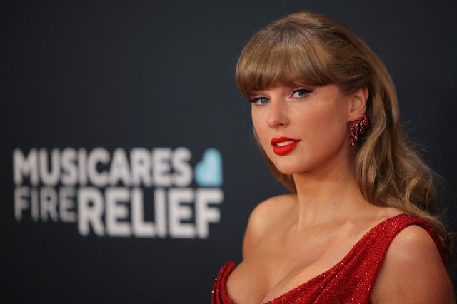 Taylor Swift entra com pedido para registrar sua voz e imagem para se proteger contra deepfakes de IA