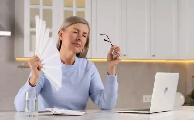 Reino Unido aprova nova pílula para menopausa que pode acabar com ondas de calor e suores noturnos