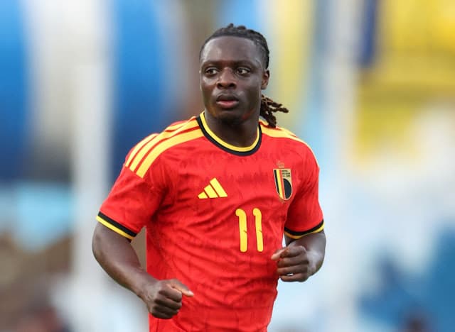 Nascimento de filho de Doku cria dilema na seleção da Bélgica