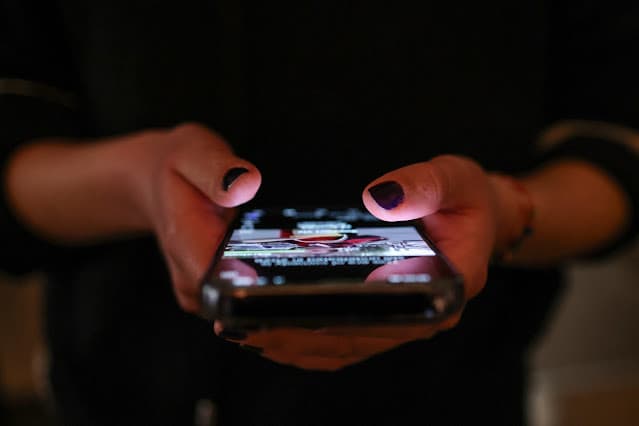 Antes de proibição de redes sociais na Grécia, pais buscam separar filhos dos celulares