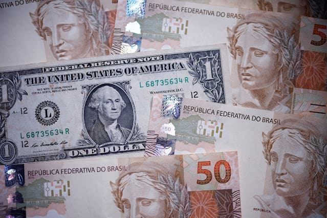 Dólar segue em alta ante real com exterior e dados de inflação no foco