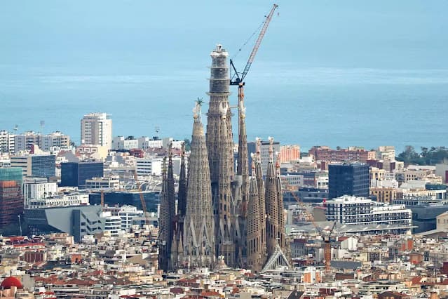 Sagrada Família, em Barcelona, está perto de se tornar a igreja mais alta do mundo, mas ainda distante do fim das obras