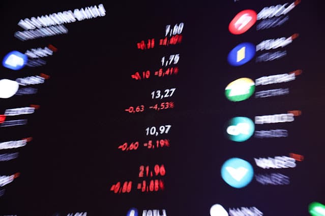 Ibovespa ensaia melhora com Petrobras; Braskem desaba mais de 10%