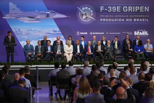 Brasil apresenta primeiro caça supersônico montado no país
