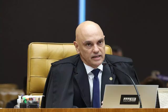 Flávio Bolsonaro pede ao Supremo que declare o ministro Alexandre de Moraes suspeito para julgar Daniel Vorcaro e caso Master