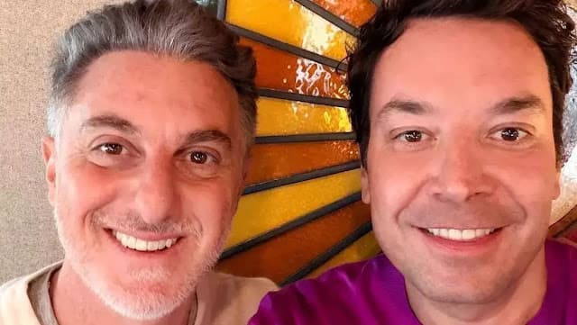 Luciano Huck se encontra com Jimmy Fallon durante viagem e brinca: “É IA?”
