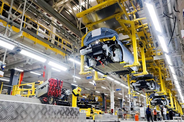 Produção industrial no Brasil sobe mais que o esperado em fevereiro