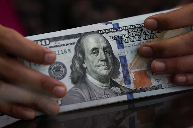 Dólar à vista fecha em alta de 0,24%, a R$5,0453 na venda