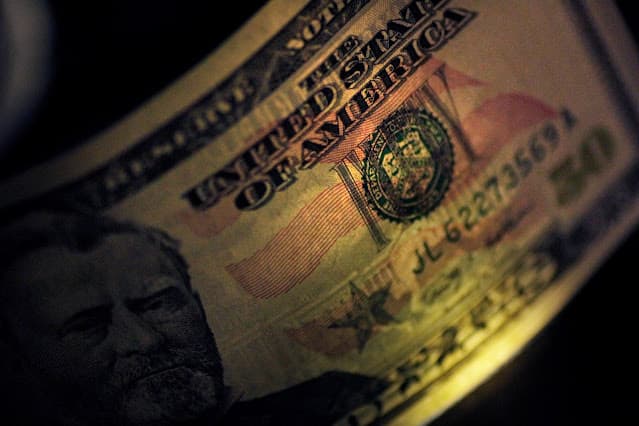 Dólar oscila perto da estabilidade no Brasil enquanto mercado monitora negociação entre Irã e EUA