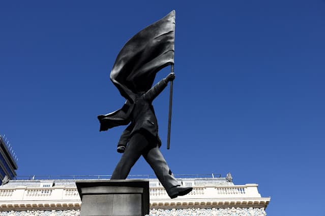 Banksy instala estátua de homem empunhando bandeira no centro de Londres