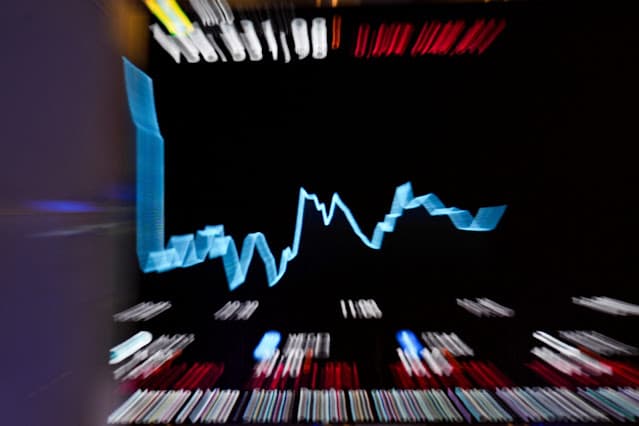 Ibovespa avança com ajustes após série de quedas