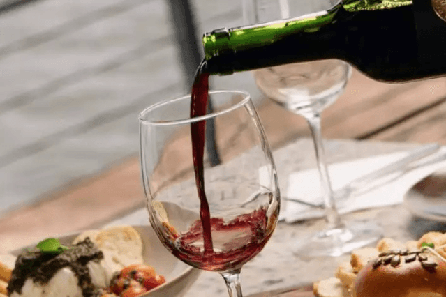 Gastronomia italiana, romantismo e uma das vistas mais bonitas de Porto Alegre no Dia dos Namorados