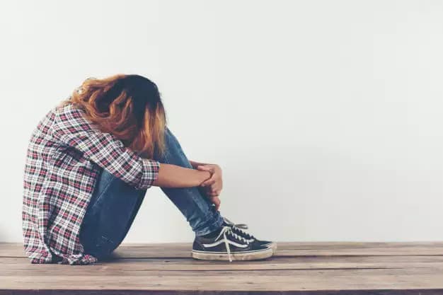 Saiba como o medo e o estresse constantes impactam sua saúde mental e o que pode te ajudar