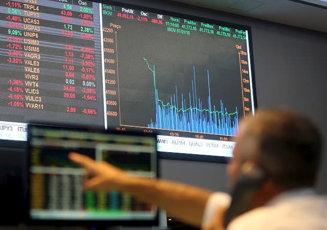 Ibovespa titubeia com noticiário geopolítico, mas caminha para 1ª alta semanal desde abril