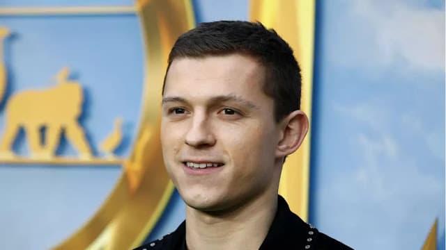 Tom Holland relembra período de dependência do álcool e impacto na vida pessoal