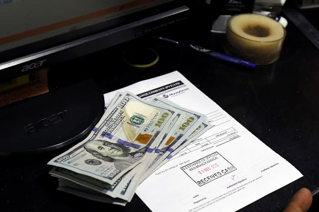Dólar sobe na sessão, mas fecha semana com queda acumulada de 0,74%