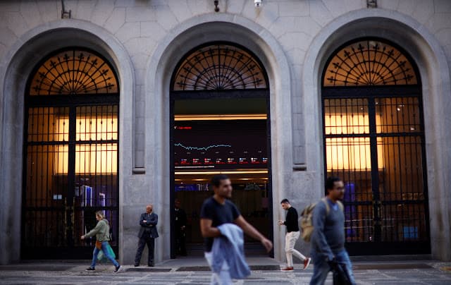 Ibovespa recua na abertura com exterior mais negativo