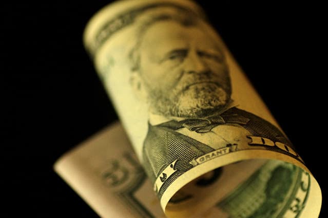 Dólar segue em baixa ante real com ata do Copom e Oriente Médio no foco