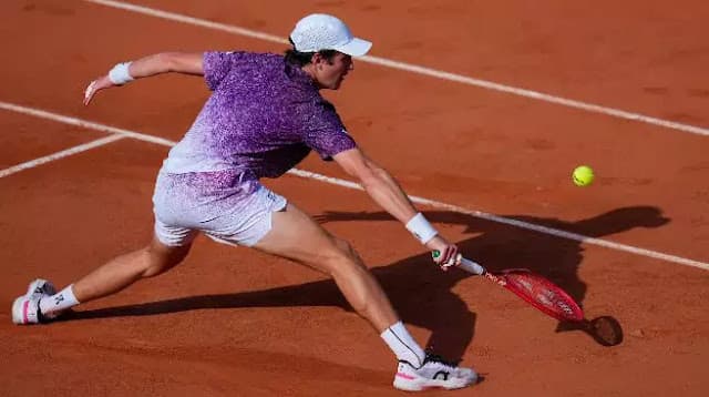 Tenista João Fonseca perde para Mensik e encerra campanha memorável em Roland Garros