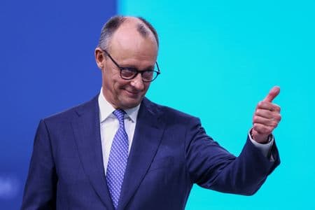 Chanceler alemão promete manter extrema-direita afastada e alerta para mundo em transformação