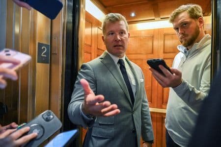 Manifestante contra a guerra é ferido em confronto com polícia do Capitólio e senador