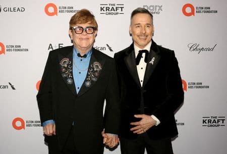 Elton John diz em julgamento que ficou “indignado” com suposta invasão de privacidade de jornal