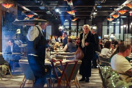 Setor de serviços dos EUA atinge máxima em três anos e meio, mas riscos da guerra no Oriente Médio pairam no ar