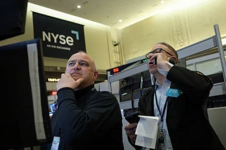 Wall Street recua sob pressão do setor de tecnologia e incerteza sobre tarifas