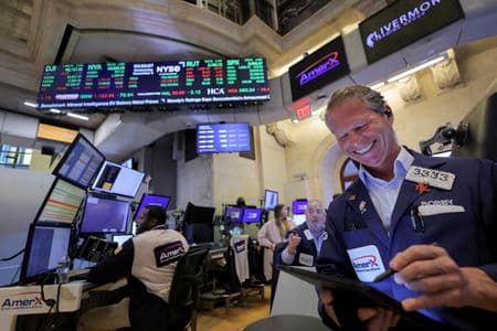 Wall Street sobe após Anthropic anunciar novas ferramentas de IA; preocupações com tarifas persistem